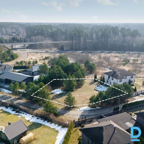 Pārdošanā līdzens 1393 m² zemes gabals privātai apbūvei klusā ciematā netālu no 