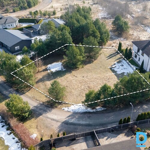 Pārdošanā līdzens 1393 m² zemes gabals privātai apbūvei klusā ciematā netālu no 