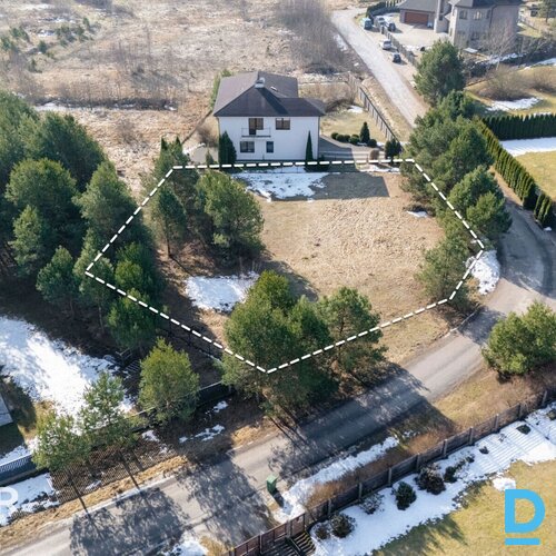 Pārdošanā līdzens 1393 m² zemes gabals privātai apbūvei klusā ciematā netālu no 