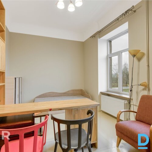 Pārdošanā mājīgs, labiekārtots vienistabas dzīvoklis pašā Rūjienas centrā.Dzīvok