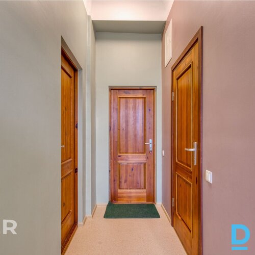 Pārdošanā mājīgs, labiekārtots vienistabas dzīvoklis pašā Rūjienas centrā.Dzīvok