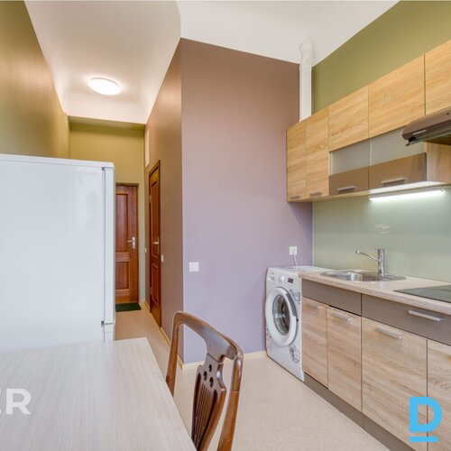 Pārdošanā mājīgs, labiekārtots vienistabas dzīvoklis pašā Rūjienas centrā.Dzīvok