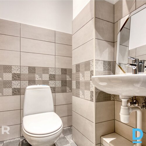 Pārdošanā mājīgs, labiekārtots vienistabas dzīvoklis pašā Rūjienas centrā.Dzīvok