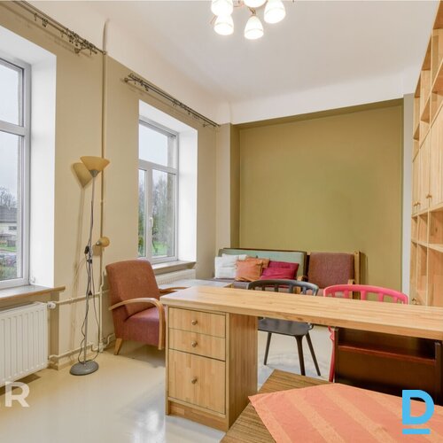 Pārdošanā mājīgs, labiekārtots vienistabas dzīvoklis pašā Rūjienas centrā.Dzīvok