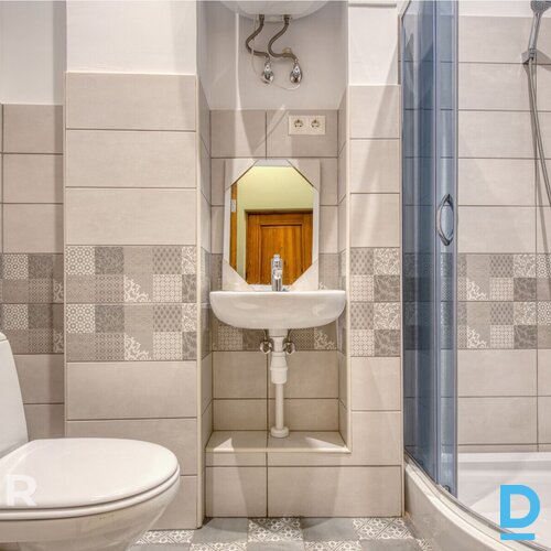 Pārdošanā mājīgs, labiekārtots vienistabas dzīvoklis pašā Rūjienas centrā.Dzīvok