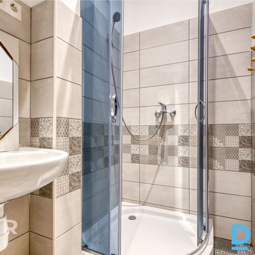 Pārdošanā mājīgs, labiekārtots vienistabas dzīvoklis pašā Rūjienas centrā.Dzīvok