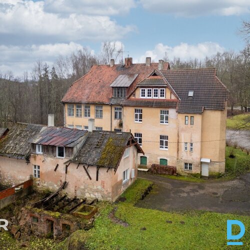 Pārdošanā 1/2 domājamā daļa no 3 stāvu namīpašuma ar 3 ha zemes gabalu.Īpašuma s