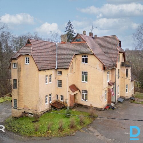 Pārdošanā 1/2 domājamā daļa no 3 stāvu namīpašuma ar 3 ha zemes gabalu.Īpašuma s