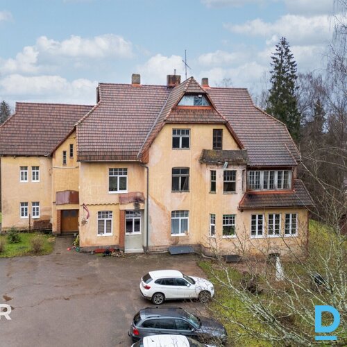 Pārdošanā 1/2 domājamā daļa no 3 stāvu namīpašuma ar 3 ha zemes gabalu.Īpašuma s