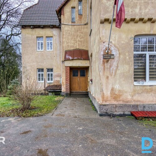 Pārdošanā 1/2 domājamā daļa no 3 stāvu namīpašuma ar 3 ha zemes gabalu.Īpašuma s