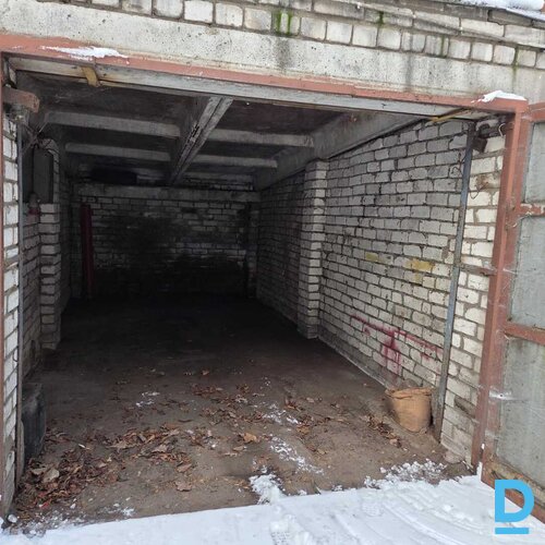 Iznomā garāžu centrā Uzvaras bulvārī 5, Rīgā pretī Latvijas Nacionālai bibliotēkai ilgtermiņā