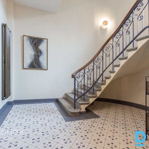 Dzīvoklis ar kvalitatīvu pilnu apdari renovētā mājā Jūrmalas sirdī