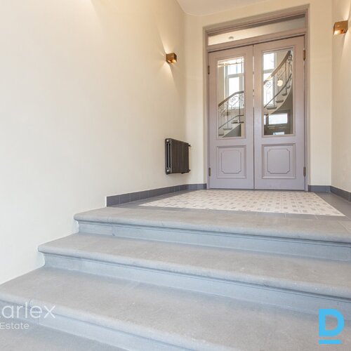 Dzīvoklis ar kvalitatīvu pilnu apdari renovētā mājā Jūrmalas sirdī