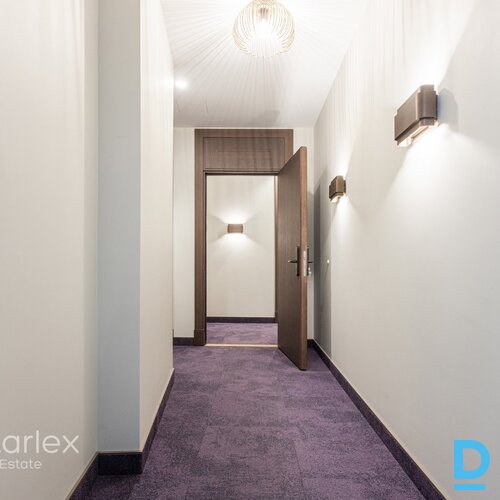 Dzīvoklis ar kvalitatīvu pilnu apdari renovētā mājā Jūrmalas sirdī