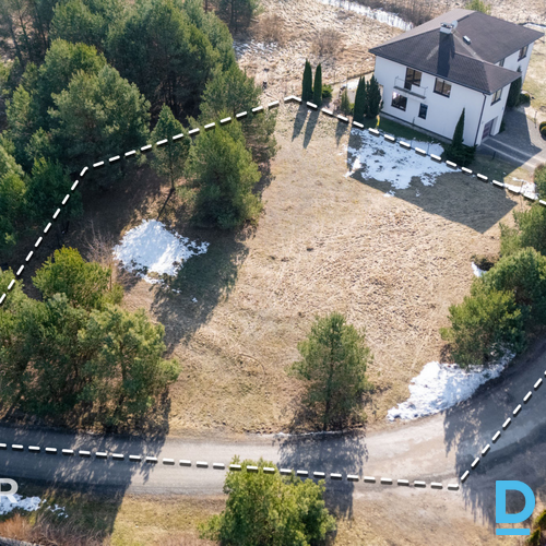 Pārdošanā līdzens zemes gabals privātai apbūvei klusā ciematā netālu no Rīgas.Ko