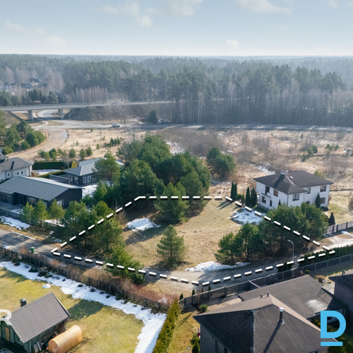 Pārdošanā līdzens zemes gabals privātai apbūvei klusā ciematā netālu no Rīgas.Ko