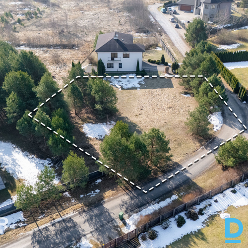 Pārdošanā līdzens zemes gabals privātai apbūvei klusā ciematā netālu no Rīgas.Ko