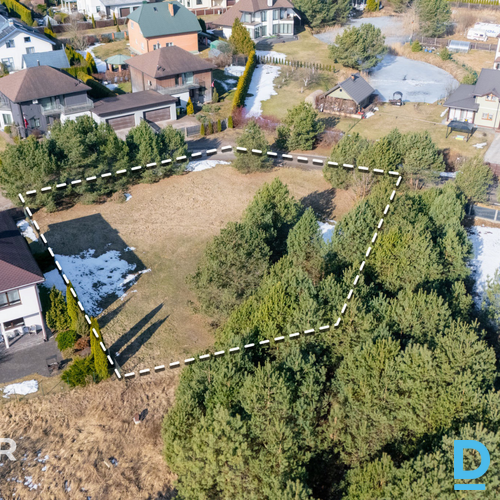 Pārdošanā līdzens zemes gabals privātai apbūvei klusā ciematā netālu no Rīgas.Ko