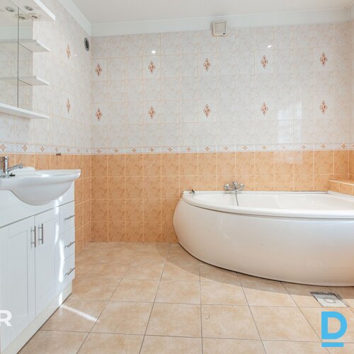 Pārdošanā pamatīga 2 stāvu privātmāja ar 1357 m² zemes gabalu 5 minūšu gājienā n Pārdošanā pamatīga 2 stāvu privātmāja ar 1357 m² zemes gabalu 5 minūšu gājienā n