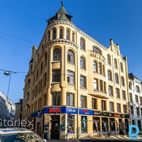 Mansarda birojs pēc kosmētiskā remonta Vecrīgā pie Līvu laukuma