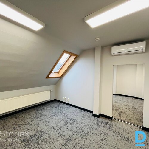 Mansarda birojs pēc kosmētiskā remonta Vecrīgā pie Līvu laukuma Mansarda birojs pēc kosmētiskā remonta Vecrīgā pie Līvu laukuma