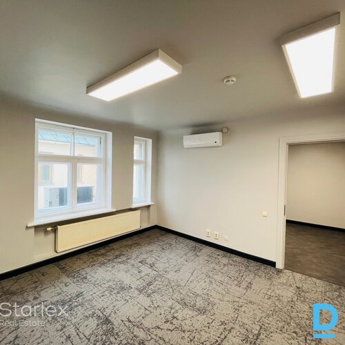 Mansarda birojs pēc kosmētiskā remonta Vecrīgā pie Līvu laukuma Mansarda birojs pēc kosmētiskā remonta Vecrīgā pie Līvu laukuma