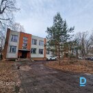 Предлагается к приобретению двухэтажное служебно-хозяйственное здание, расположенное по адресу: улица Кроню, 28, недалеко от железнодорожных путей