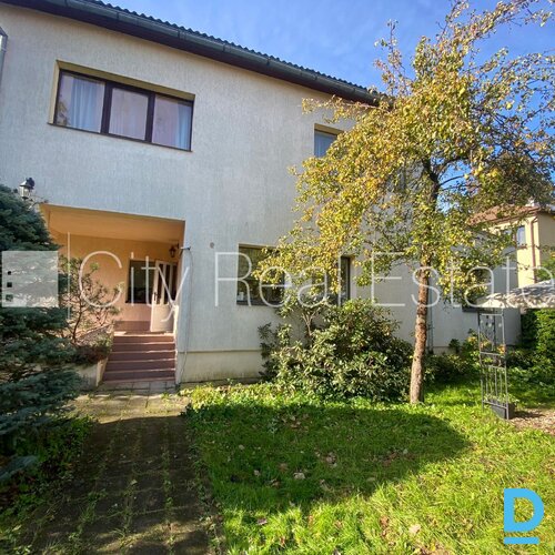 Pārdod māju Rīgā