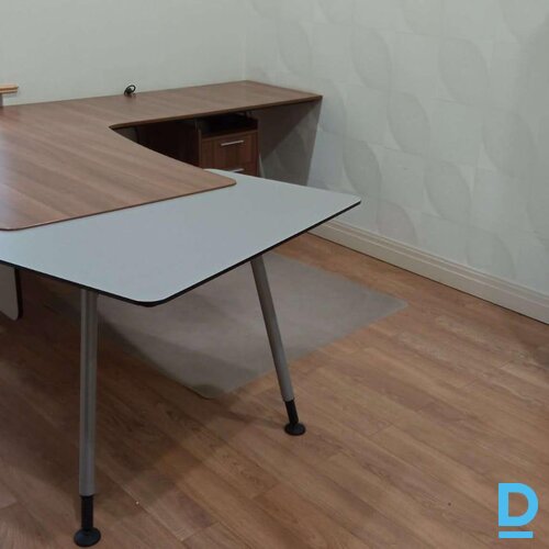 Kvalitatīvs L-veida rakstāmgalds (birojam / mājām)