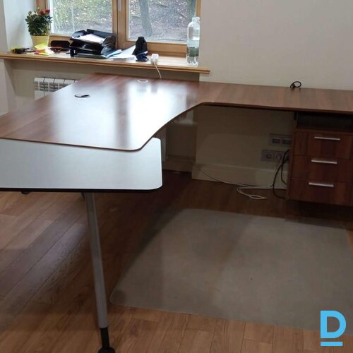 Kvalitatīvs L-veida rakstāmgalds (birojam / mājām)