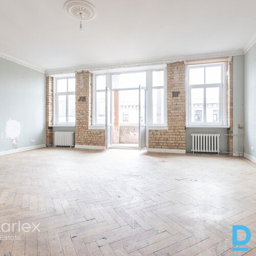 Ekskluzīvs dzīvoklis ar balkonu un Rīgas panorāmu fasādes ēkā!