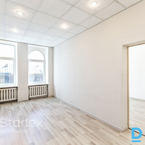 Birojs ar balkonu Rīgas centrā pie Vidzemes tirgus