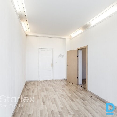 Birojs ar balkonu Rīgas centrā pie Vidzemes tirgus