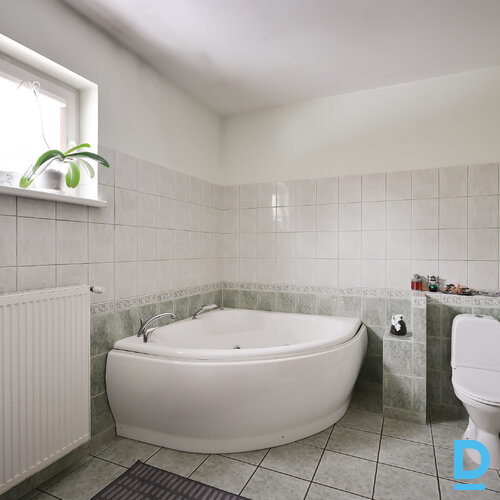 Pārdod māju Emīlijas Iela 11