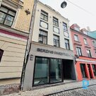 Biroja/Tirdzniecības telpas ar ieeju gan no Mazās Smilšu, gan Zirgu ielas puses.