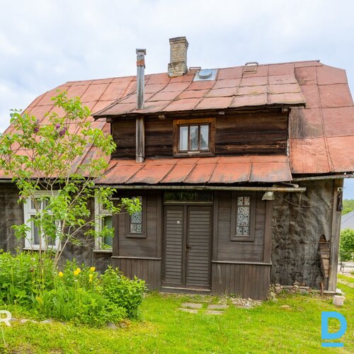 Pārdošanā divstāvu privātmāja ar palīgēkām netālu no Smiltenes pilsētas centra.K Pārdošanā divstāvu privātmāja ar palīgēkām netālu no Smiltenes pilsētas centra.K