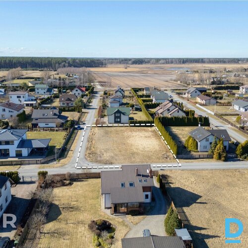 Pārdošanā 1900 m² zemes gabals privātmājas būvniecībai Jaunmārupē.Zeme atrodas s