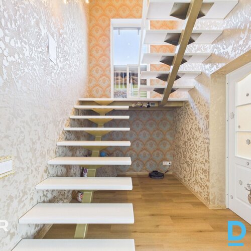 Pārdošanā divstāvu privātmāja ar 646 m² zemes gabalu klusā vietā Ogrē.Māja celta