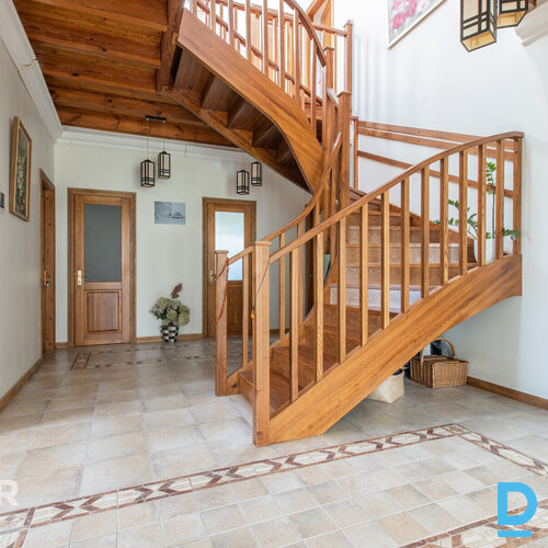 Izteiksmīga divstāvu privātmāja ar plašu, priežu un bērzu ieskautu teritoriju Ād