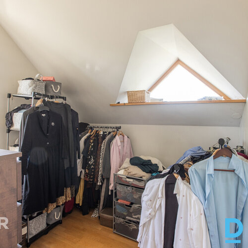 Izteiksmīga divstāvu privātmāja ar plašu, priežu un bērzu ieskautu teritoriju Ād