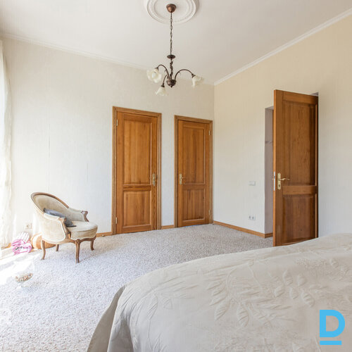 Izteiksmīga divstāvu privātmāja ar plašu, priežu un bērzu ieskautu teritoriju Ād