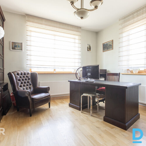 Izteiksmīga divstāvu privātmāja ar plašu, priežu un bērzu ieskautu teritoriju Ād