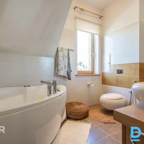 Izteiksmīga divstāvu privātmāja ar plašu, priežu un bērzu ieskautu teritoriju Ād