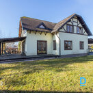 Izteiksmīga divstāvu privātmāja ar plašu, priežu un bērzu ieskautu teritoriju Ād