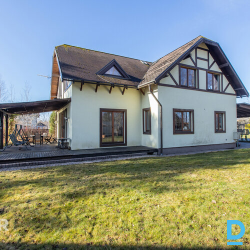 Izteiksmīga divstāvu privātmāja ar plašu, priežu un bērzu ieskautu teritoriju Ād