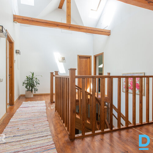 Izteiksmīga divstāvu privātmāja ar plašu, priežu un bērzu ieskautu teritoriju Ād