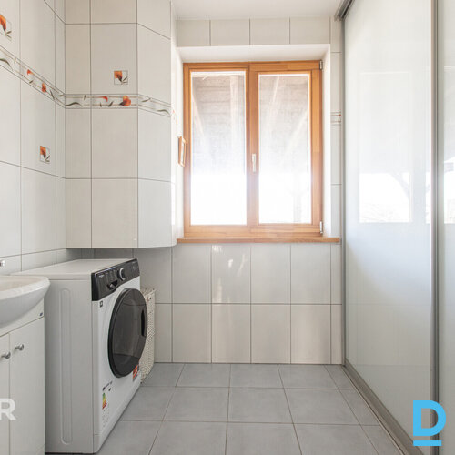 Izteiksmīga divstāvu privātmāja ar plašu, priežu un bērzu ieskautu teritoriju Ād