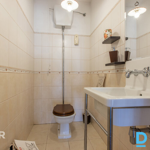 Izteiksmīga divstāvu privātmāja ar plašu, priežu un bērzu ieskautu teritoriju Ād