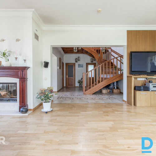 Izteiksmīga divstāvu privātmāja ar plašu, priežu un bērzu ieskautu teritoriju Ād