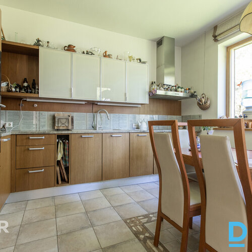 Izteiksmīga divstāvu privātmāja ar plašu, priežu un bērzu ieskautu teritoriju Ād